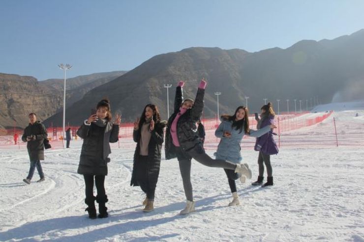 南疆又一滑雪场开业乌什县泉域星空国际滑雪场迎天下客