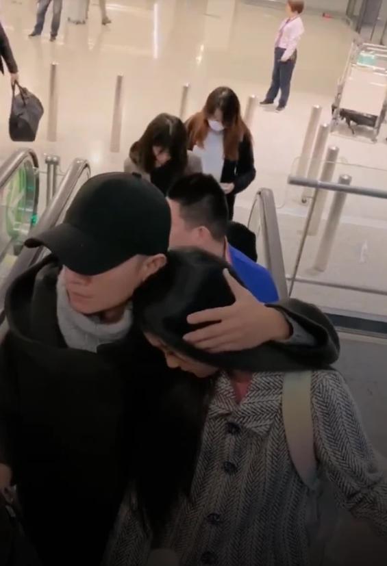 飞机场的女孩 e6d9804a680242a08cc071b1c0031b85.jpeg