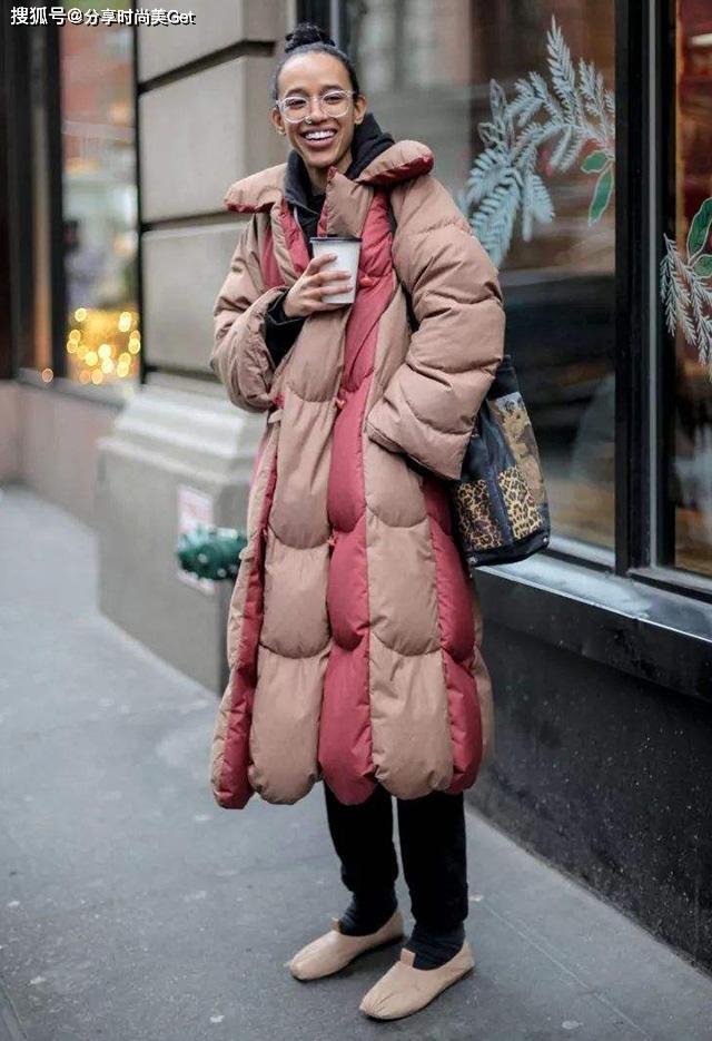 羽绒服保暖舒适让你的穿搭更有层次感凹出前卫新潮的时髦造型爱游戏AYX体育(图3)