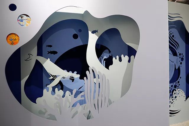 纸雕作品放大而成,多层镂空的画面,带观众深入到深邃神秘唯美的海洋