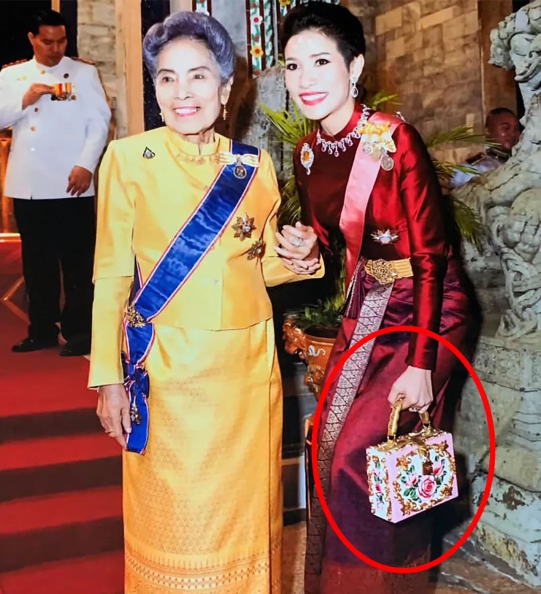 苏提达为当王后,藏泰王身边干苦差事,诗妮娜急于享福只能等着输