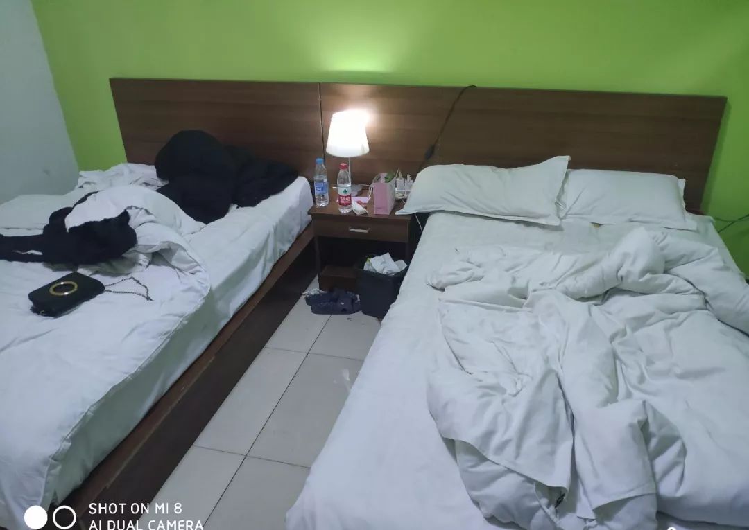 女友发来一张照片说和闺蜜睡在酒店,结果…我是不是被