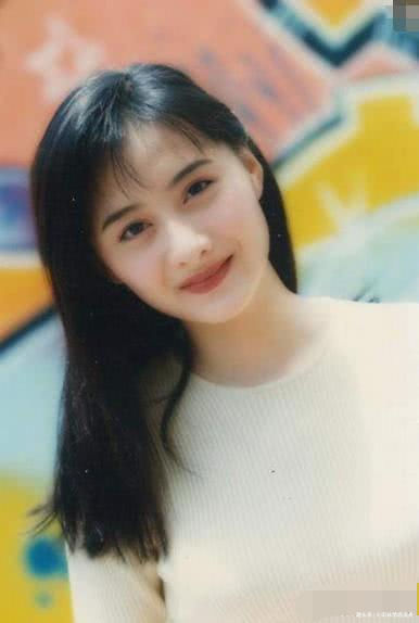 琼瑶苦等3年,被星爷追求,嫁百亿富商8年无子,今