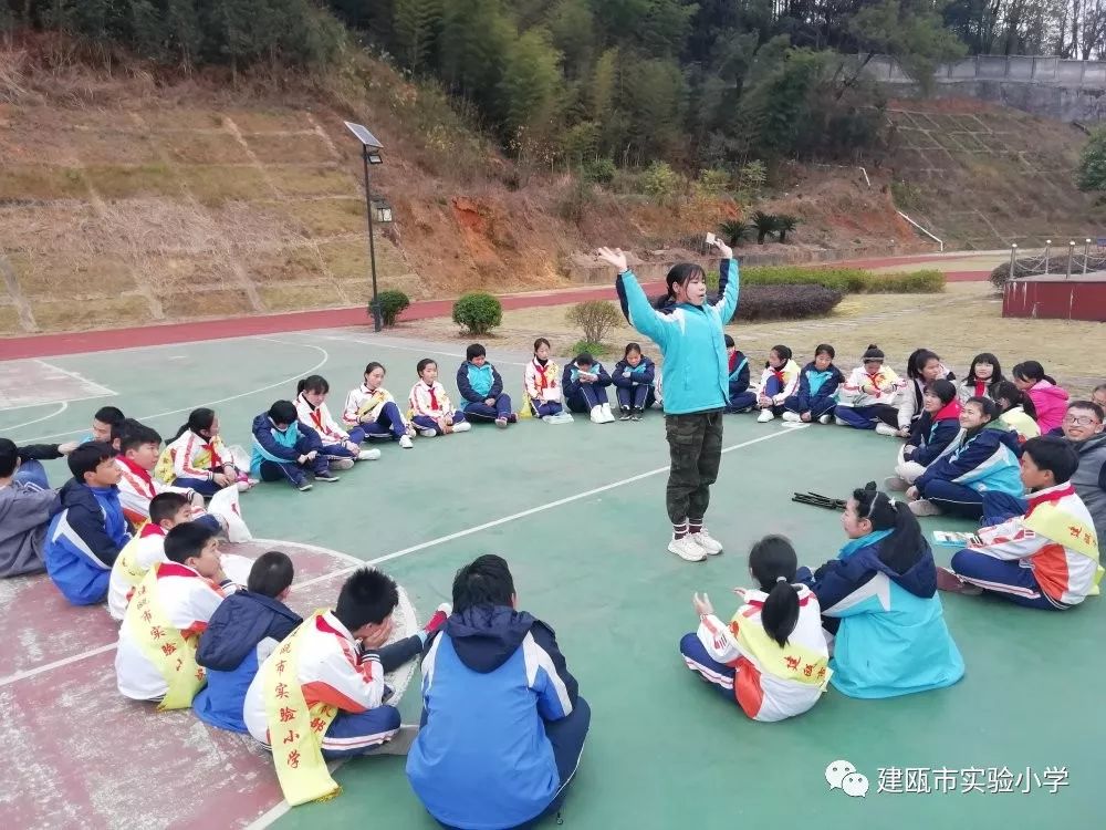 心向暖阳共迎新年建瓯实验小学大队委走进南平市聋哑学校开展手拉手