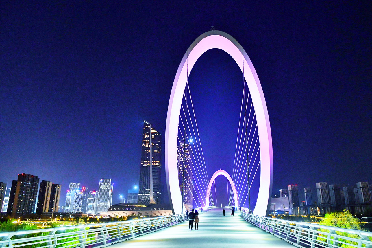 【实拍】金陵网红新地标，动感和灵秀集一桥的南京眼