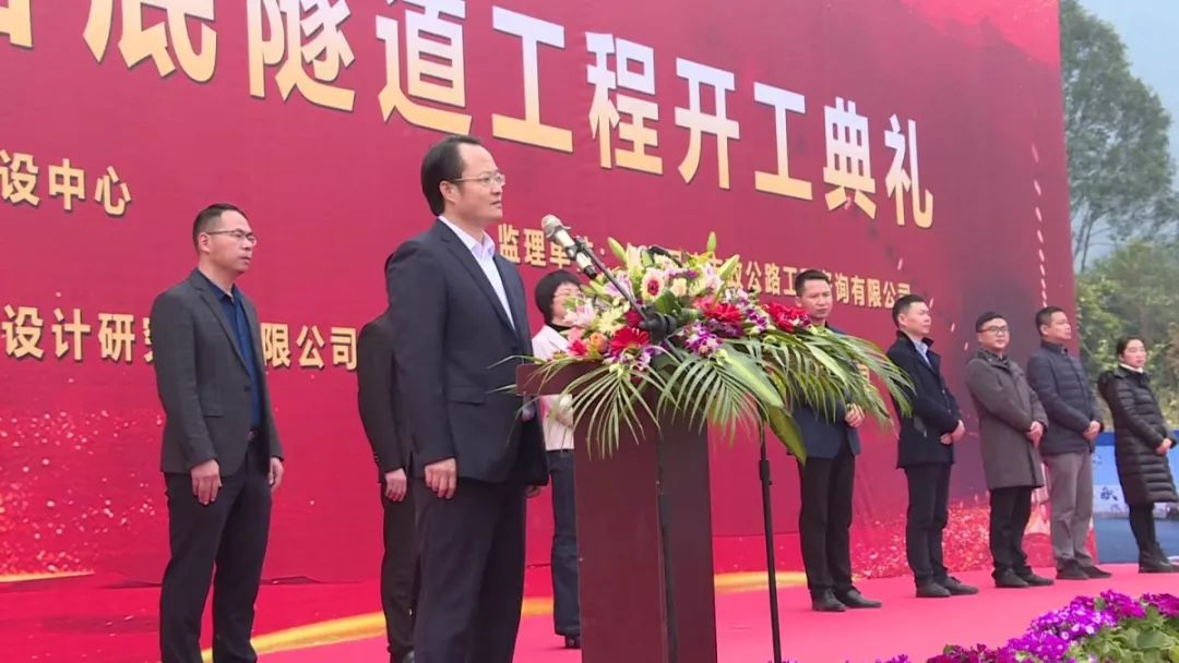 开工仪式上,市委常委,塘下镇委书记连正坚宣布开工.
