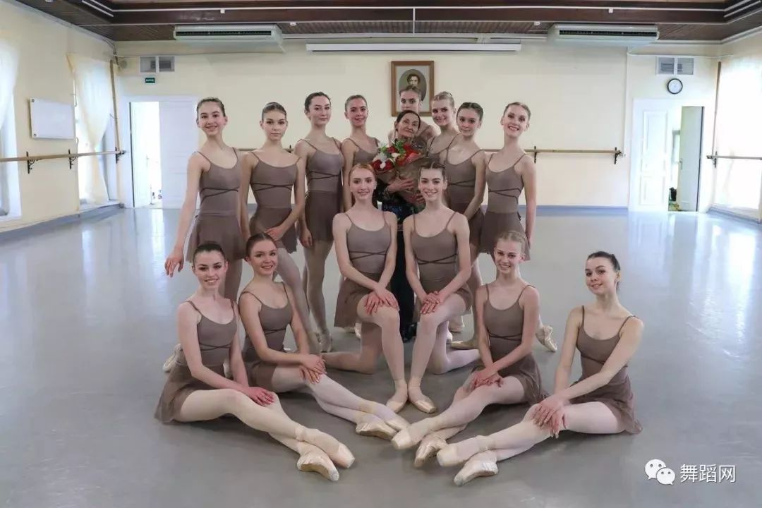 俄罗斯内部舞蹈考试现场曝光:控腿看得我肌肉疼,她们却那么轻松_芭蕾