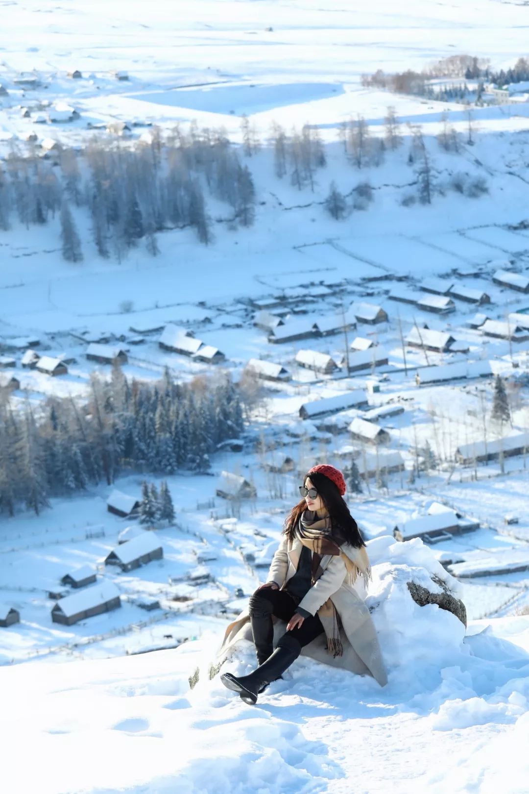 新疆天地辽阔,在雪地里,你一定要拍几张大大的场景,小小人物的照片.