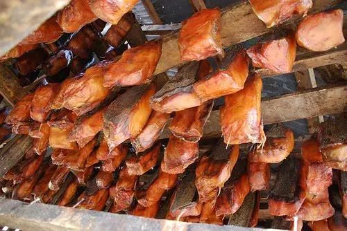 不仅臭,这个鲨鱼肉还很贵,不过谁会去买这种东西找虐!