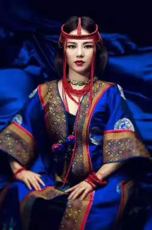 阿木古楞蒙古族青年女歌手 -玩石不恭