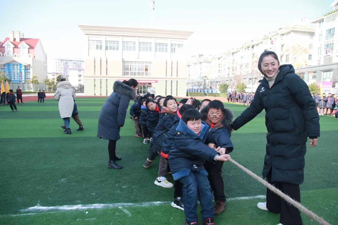 盱眙一小阳光活动盱眙县第一小学举行校园吉尼斯冬季三项拔河跳绳踢