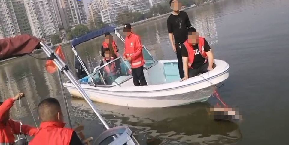悲剧!潮汕一年轻女子决绝跳河,2男子合力挽救无果!现场.