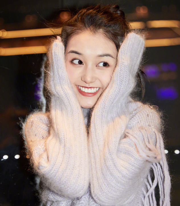 蒋依依白色毛衣唯美写真,清新自然
