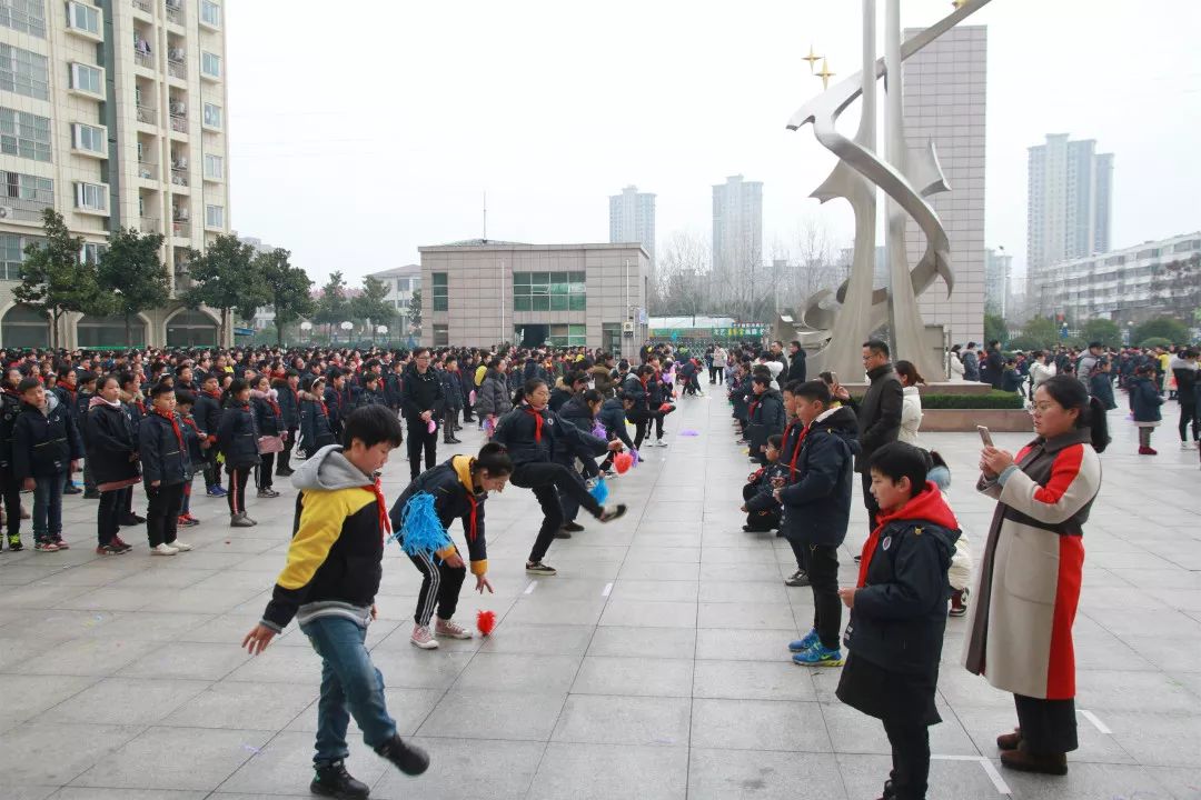 盱眙一小阳光活动盱眙县第一小学举行校园吉尼斯冬季三项拔河跳绳踢