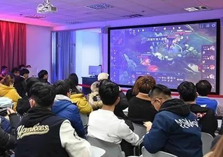 孩子花5万报考电竞学校,家长看到上课情况:跟网吧有何