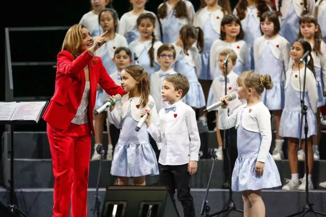 2019年第62届意大利金币儿童赛  刚刚落下帷幕  在合唱团的伴唱表演