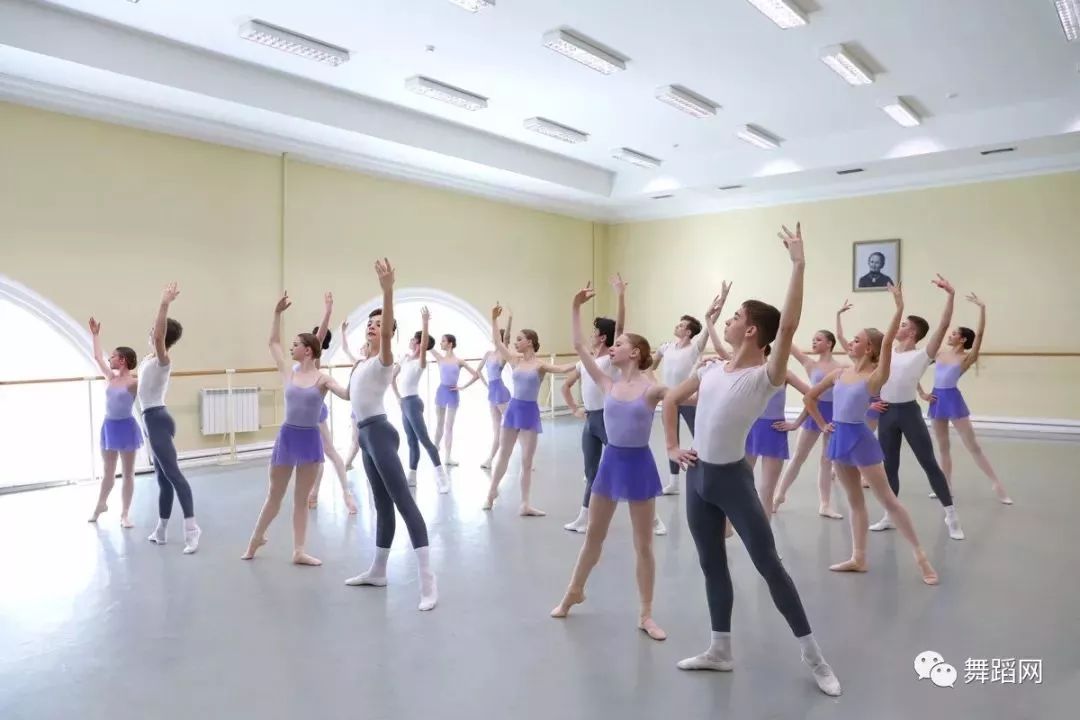 俄罗斯内部舞蹈考试现场曝光:控腿看得我肌肉疼,她们却那么轻松_芭蕾