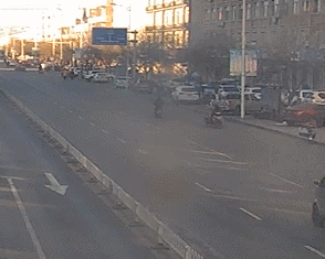 跨越护栏,逆行.以下巴彦淖尔人被拍到了(高清动图)
