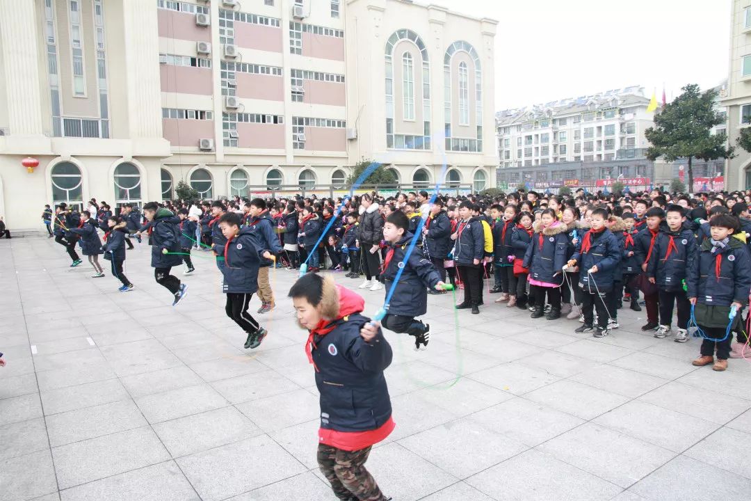 盱眙一小阳光活动盱眙县第一小学举行校园吉尼斯冬季三项拔河跳绳踢