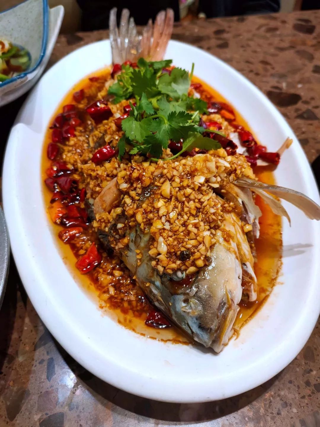 的湖虾 举杯换盏 觥筹交错 诉不清相聚之情 说不完往日欢乐 蒜香鲤鱼