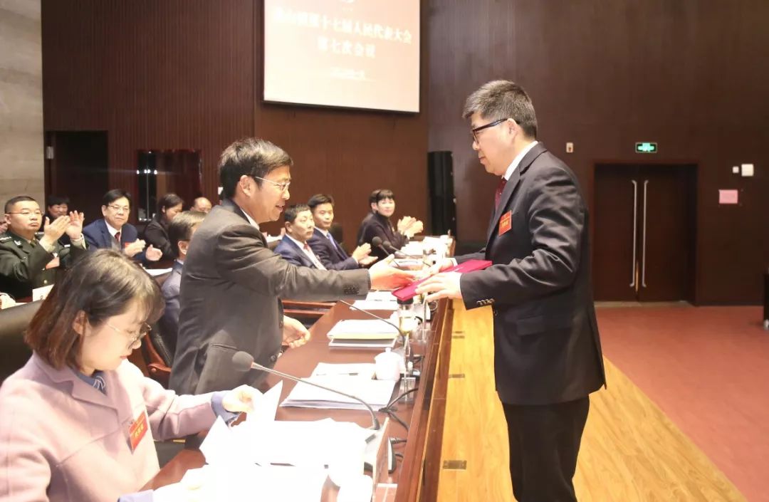 镇人大主席叶群锋为新当选镇长胡孟波颁发当选证书 新当选镇人民