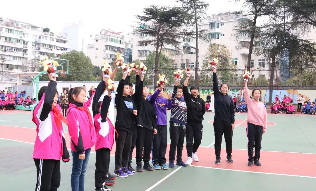 小篮球公益活动浙江稠州银行女篮走进丽水市囿山小学