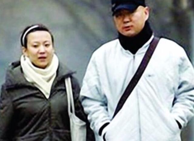 51岁郭冬临的妻子生活近照,长成此般模样难怪隐藏这么