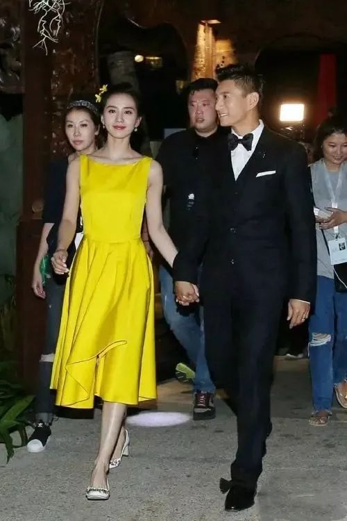 刘诗诗一家三口现身好温馨,身材发福又怎样,清冽气质无人能比!