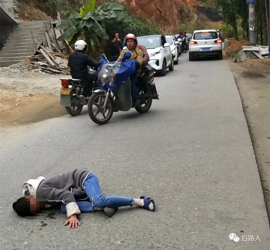 醉汉在建设镇街头耍酒疯民警果断处置
