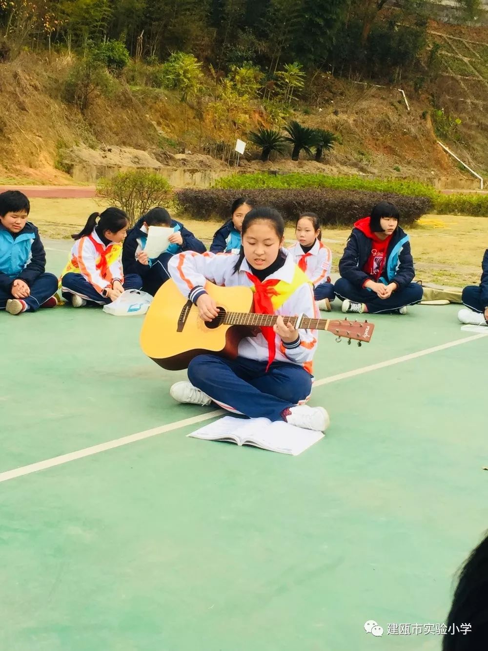 心向暖阳共迎新年建瓯实验小学大队委走进南平市聋哑学校开展手拉手