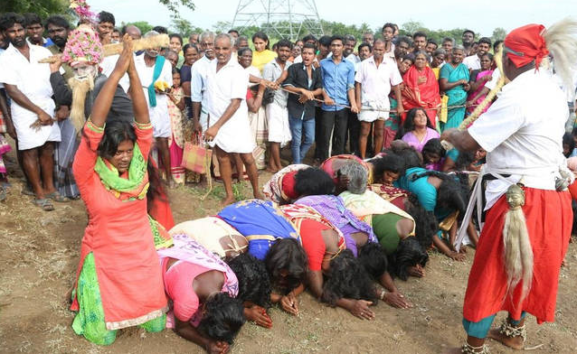 印度女人排成一队躺在地上，让苦行僧“踩踏”，只为了顺利怀孕？