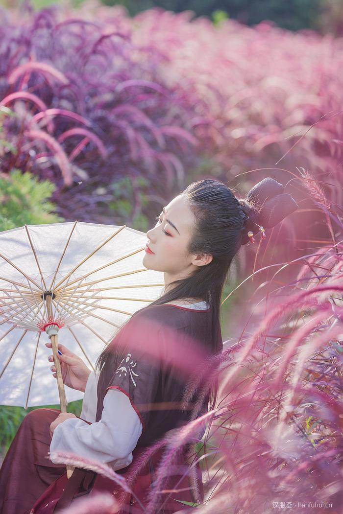 出镜：遥璟年 妆造：朝光 摄影、后期：楼