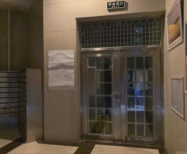 电梯失灵，女子抱着一岁娃从27楼直坠负1楼