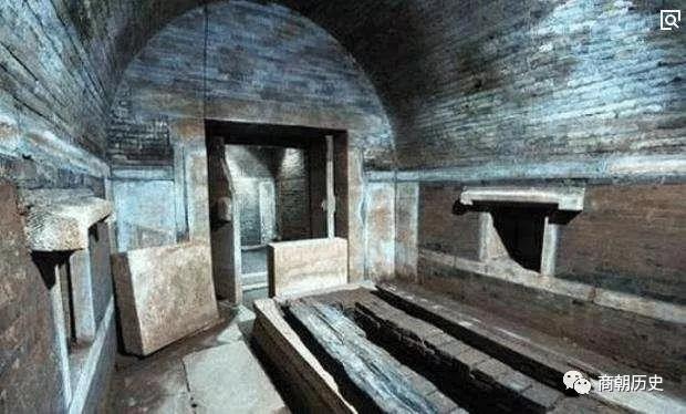 宦官|清末大太监李莲英到底是怎么死的？专家挖开坟墓，发现死状很悲惨