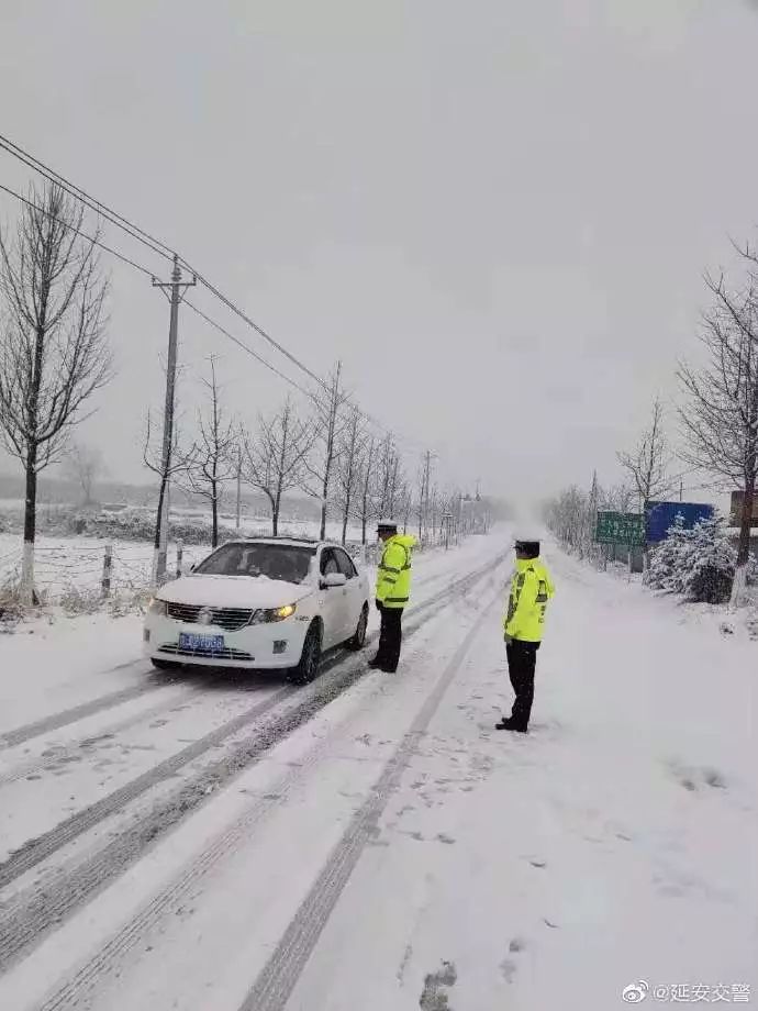 明早出门注意陕西多地大雪封路交通管制还在进行