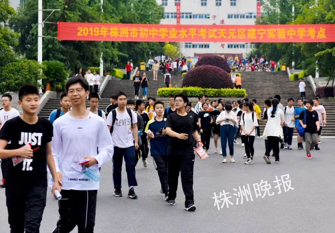 2019年6月,建宁实验中学,参加完中考的学生走出考场(记者刘震 摄)这些