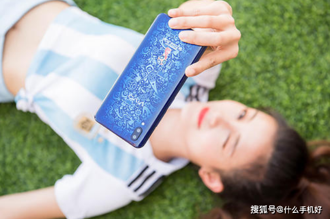 水桶机还是智商机?骁龙765的性能+5G+挖孔屏