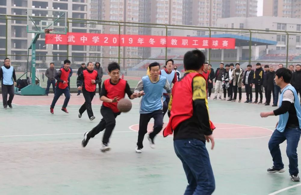 长武县中学happy new year近日,我县各中小学,幼儿园以丰富多彩的文化