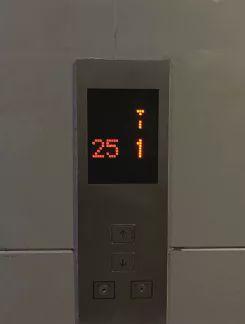 电梯失灵，女子抱着一岁娃从27楼直坠负1楼