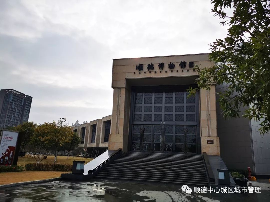 顺德图书馆广场南面主要以文化娱乐为目的,建造顺德图书馆,顺德博物