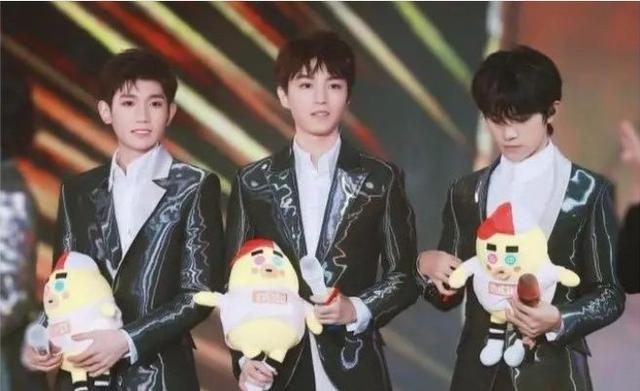 易烊千玺唱歌跨年 668cbf49775647db90b14aa9608e2462.jpeg