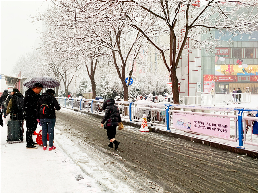 河北石家庄迎来2020年的第一场大雪庄里银装素裹美成了童话