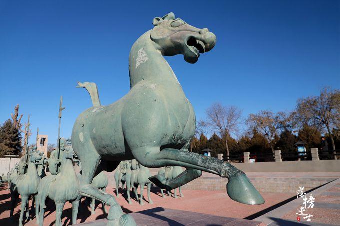 雷台汉墓，国宝马踏飞燕就在这里出土，还有千年雄狮，却鲜为人知