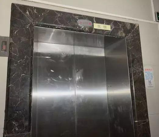 电梯失灵，女子抱着一岁娃从27楼直坠负1楼