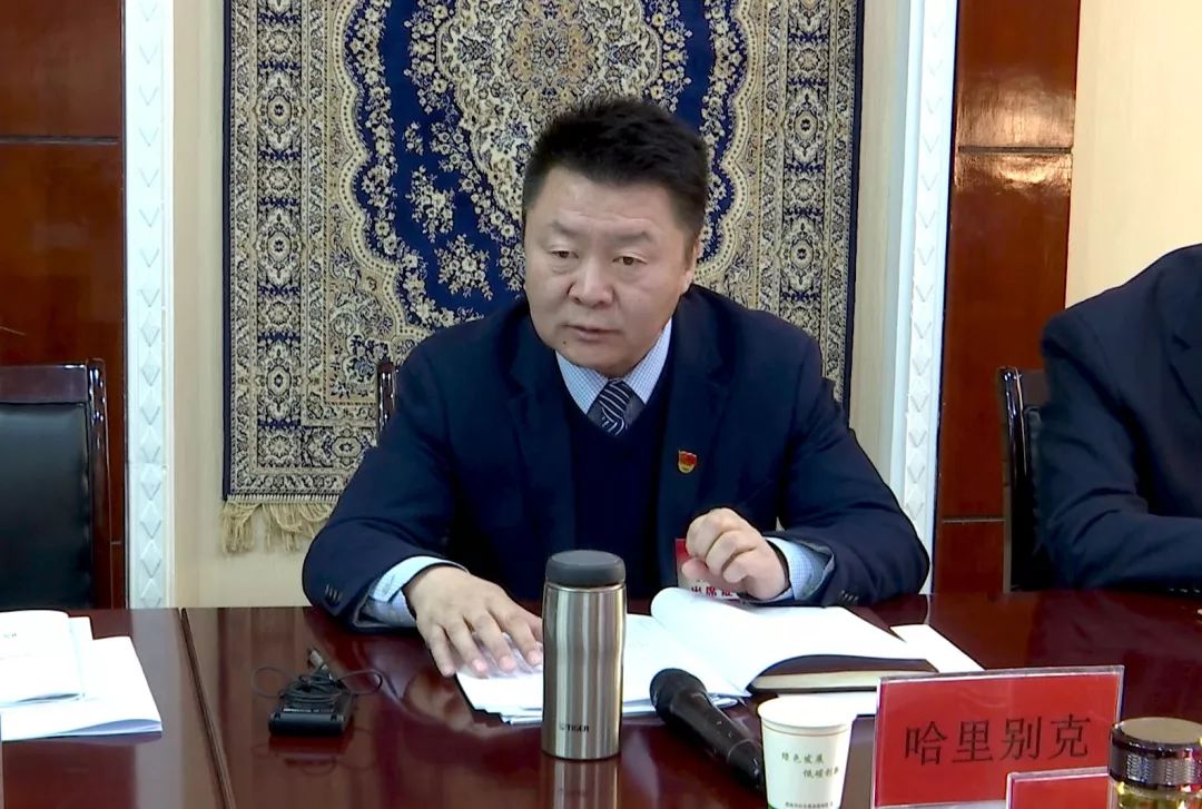 市人大代表哈里别克坚定了信心,理清了思路,我们也感觉到,从阿克塞的