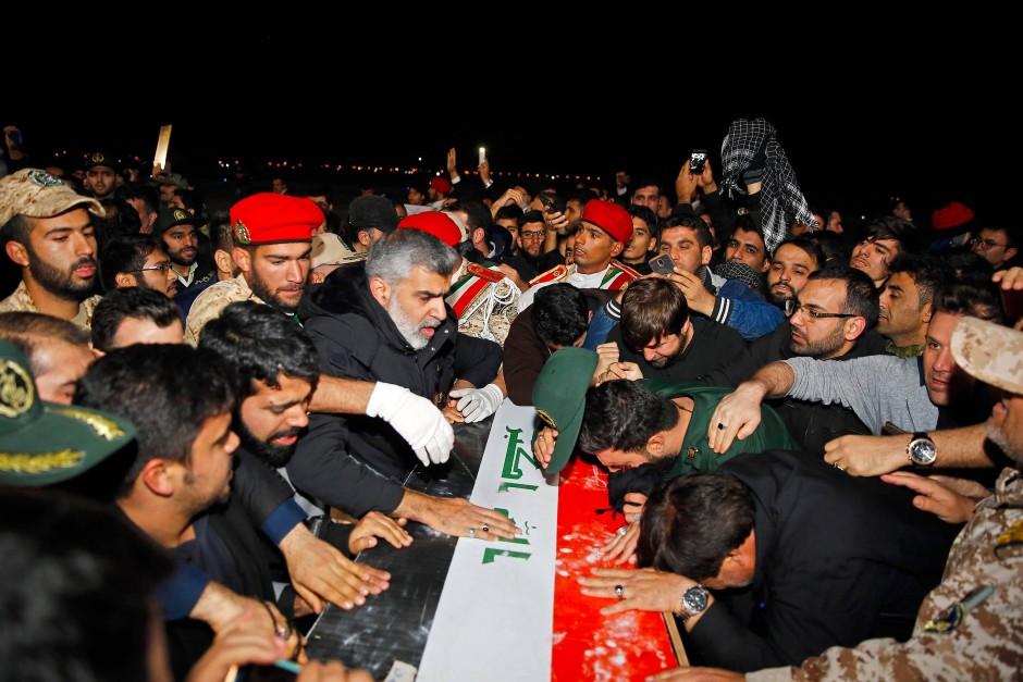 苏莱曼尼送别仪式举行 伊朗最高领导人含泪祈祷