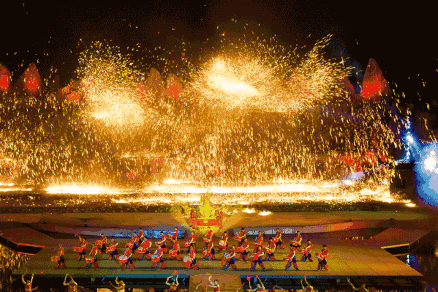 为美好的节日更增加了一份盛大绚丽多彩的烟花绽放在夜空中烟花的