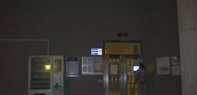 电梯失灵，女子抱着一岁娃从27楼直坠负1楼