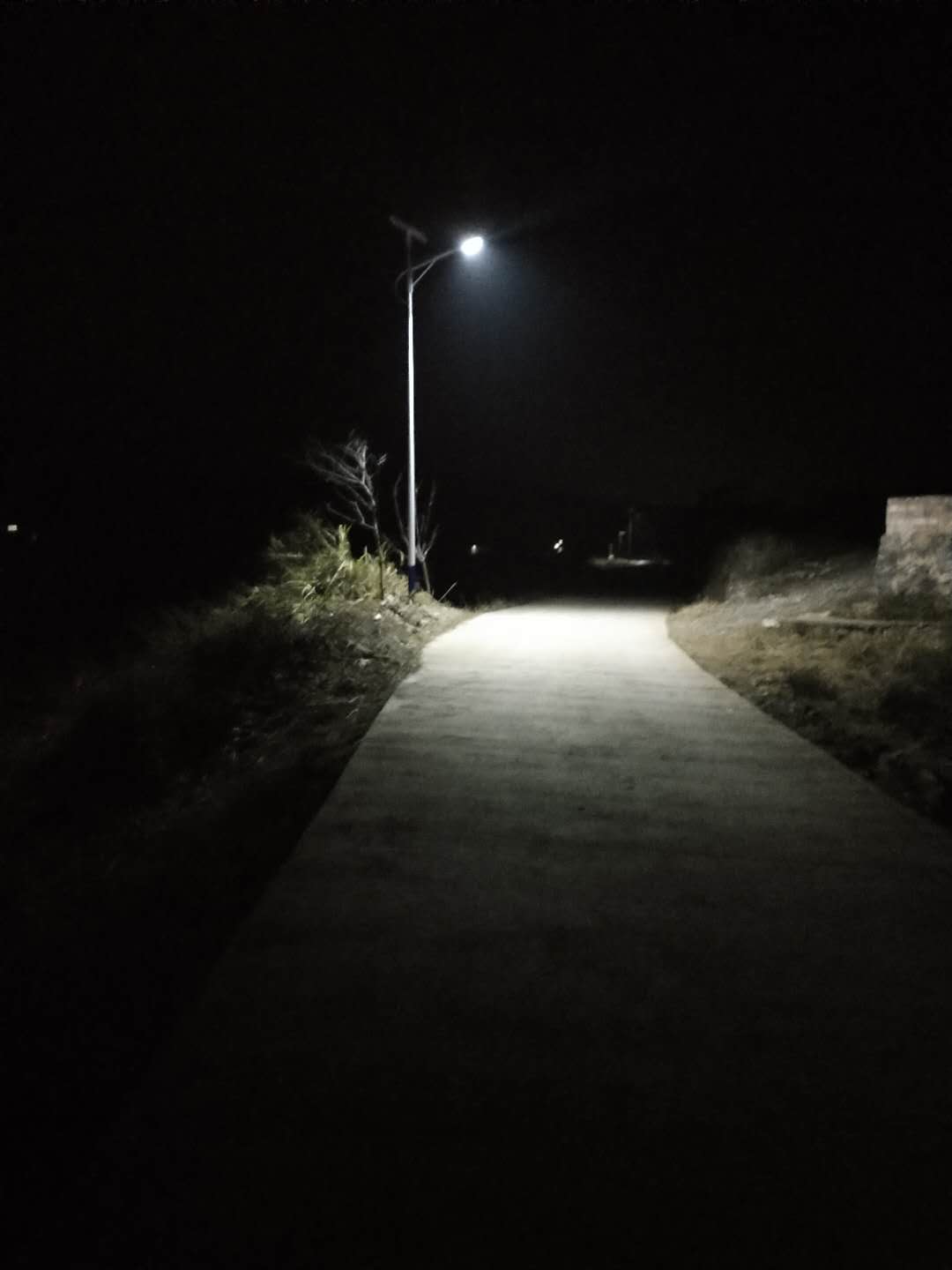 近来村里两件事情值得点赞: 1这两天,村里公路安装了太阳能路灯,晚上