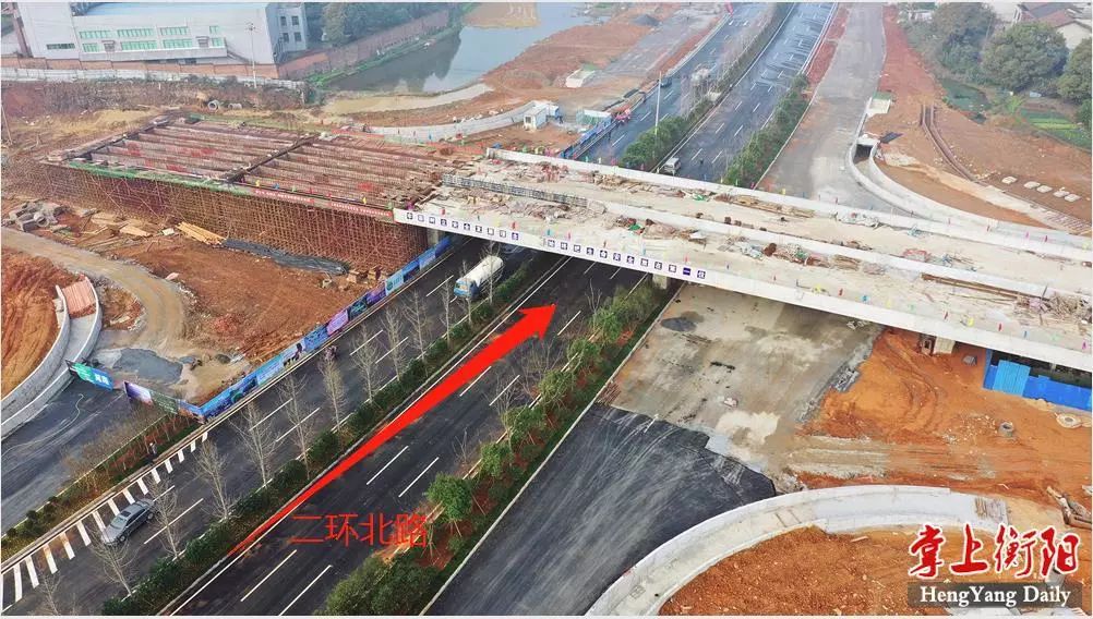 经过市一中,银泰红城等地点后,首先来到二环西路下穿船山西路隧道.